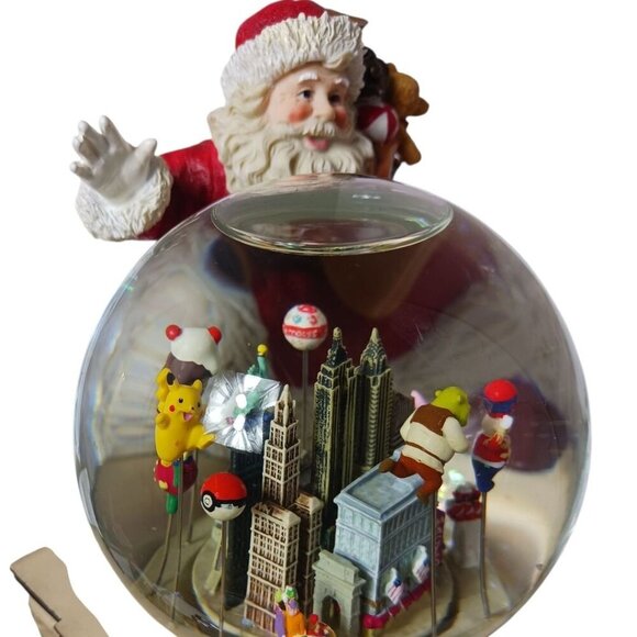Macys Vtg Thanksgiving Day Parade musical Water Snow Globe 8.5x 7.5 - Picture 2 of 10
